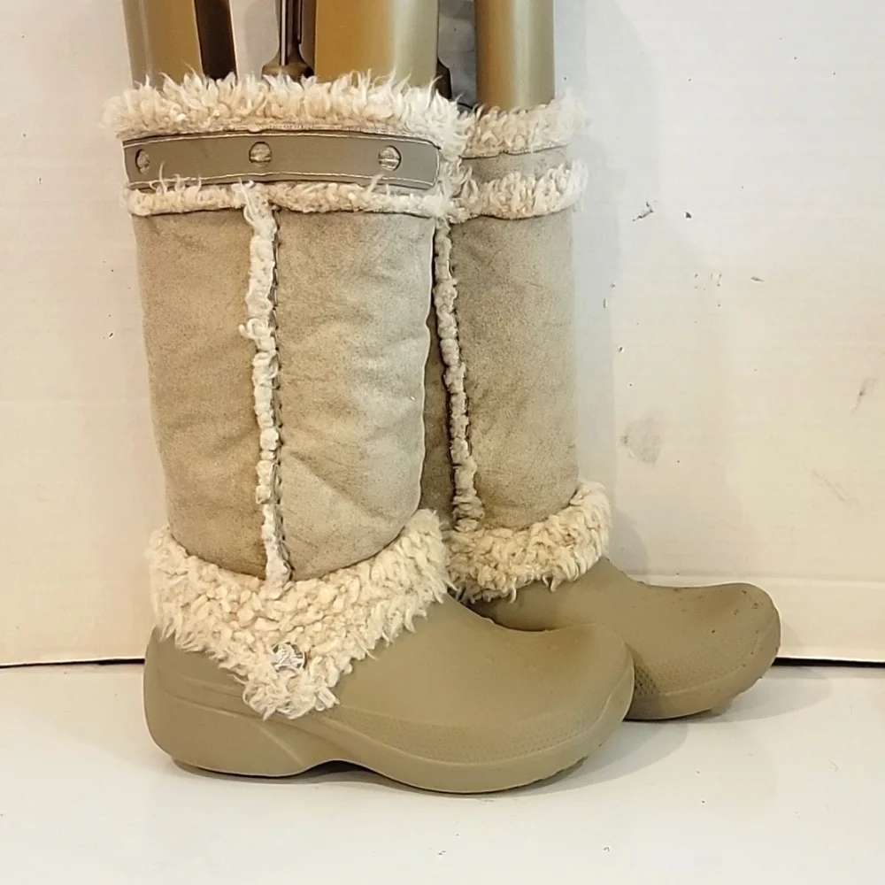 KIDS CROCS TAN BOOTS (sz 1)